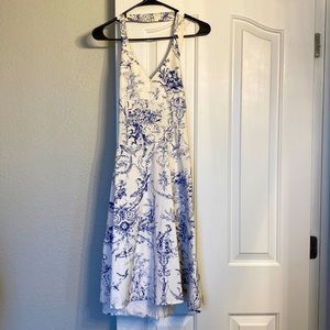 Medium backless dress